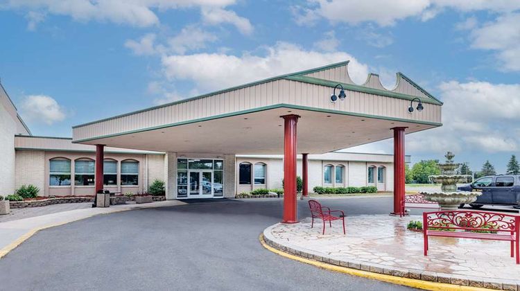 Ramada Grand Forks Exterior