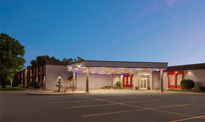 Ramada Grand Forks Exterior