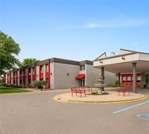 Ramada Grand Forks Exterior