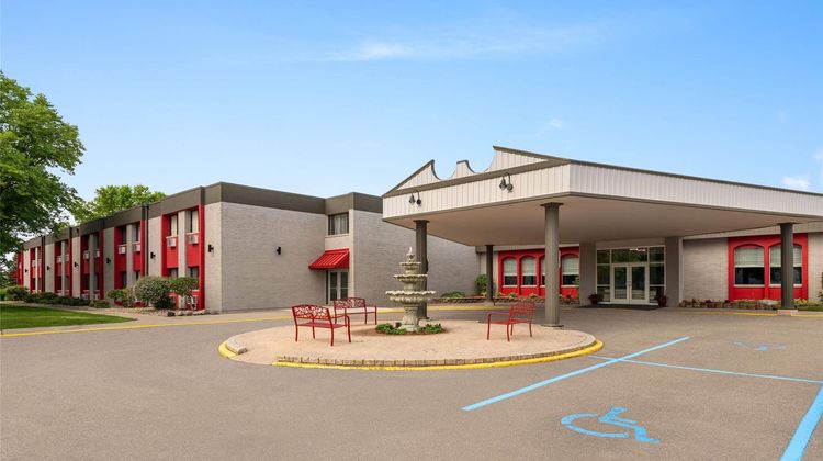 Ramada Grand Forks Exterior