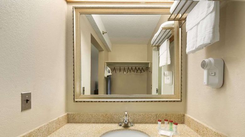 <b>Ramada Raleigh Room</b>. Images powered by <a href="https://iceportal.shijigroup.com/" title="IcePortal" target="_blank">IcePortal</a>.
