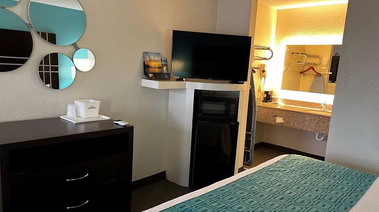 <b>Howard Johnson Express  Houston Downtown Room</b>. Images powered by <a href="https://iceportal.shijigroup.com/" title="IcePortal" target="_blank">IcePortal</a>.