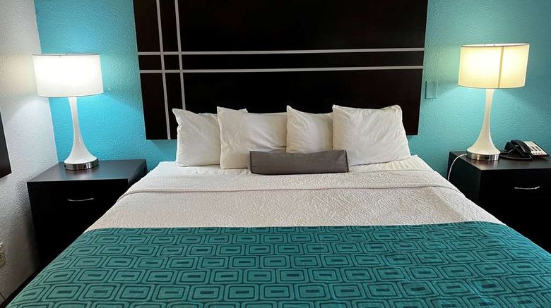 <b>Howard Johnson Express  Houston Downtown Room</b>. Images powered by <a href="https://iceportal.shijigroup.com/" title="IcePortal" target="_blank">IcePortal</a>.