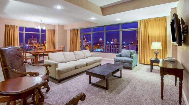 Ramada Downtown Hotel & Conv Ctr Suite