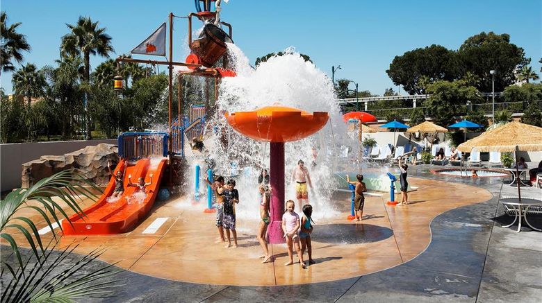 <b>Howard Johnson Anaheim Hotel Pool</b>. Images powered by <a href="https://iceportal.shijigroup.com/" title="IcePortal" target="_blank">IcePortal</a>.