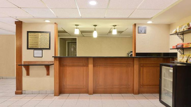 Howard Johnson Inn & Suites Allentown Lobby