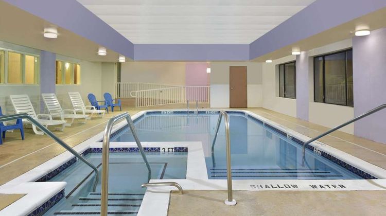Howard Johnson Inn & Suites Allentown Pool