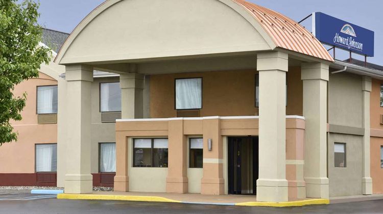 Howard Johnson Inn & Suites Allentown Exterior