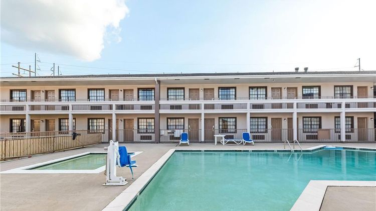 Baymont Inn & Suites Port Arthur Pool