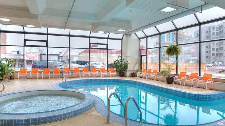 Howard Johnson Hotel By The Falls Pool
