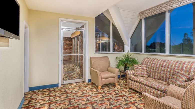 <b>Howard Johnson Inn Bangor Lobby</b>. Images powered by <a href="https://iceportal.shijigroup.com/" title="IcePortal" target="_blank">IcePortal</a>.