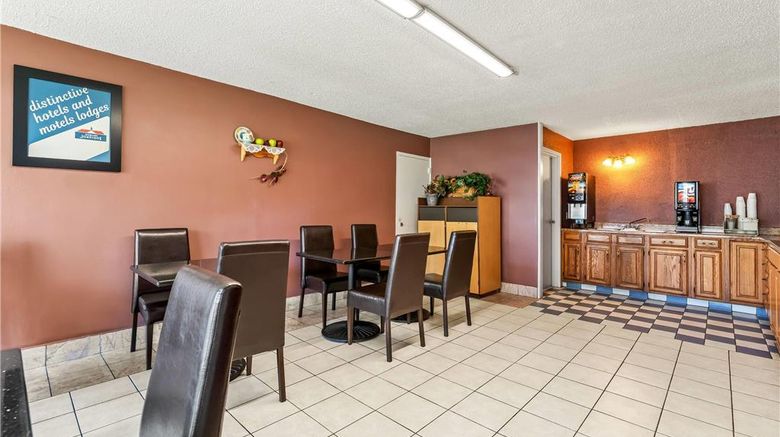 <b>Howard Johnson Inn, Albany Restaurant</b>. Images powered by <a href="https://iceportal.shijigroup.com/" title="IcePortal" target="_blank">IcePortal</a>.