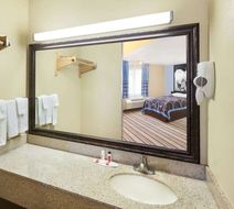 Super 8 Kingsville Room