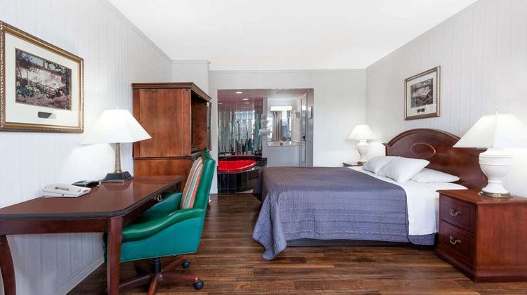 Howard Johnson Express Inn Room