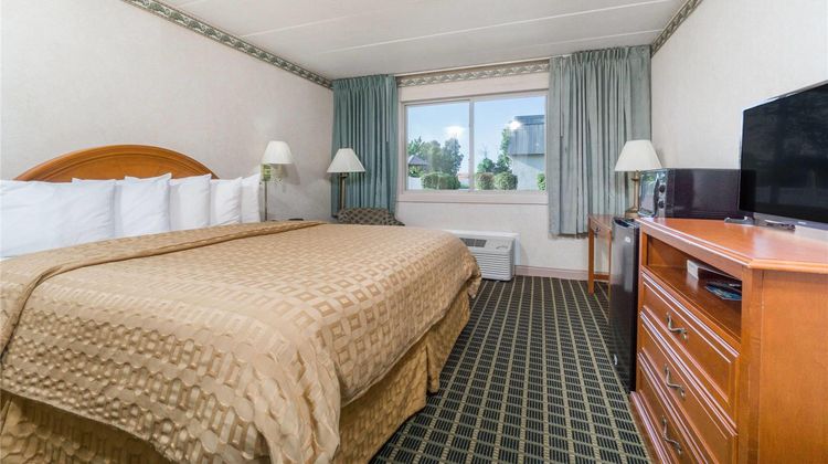 Days Inn & Suites Columbus East Airport Room