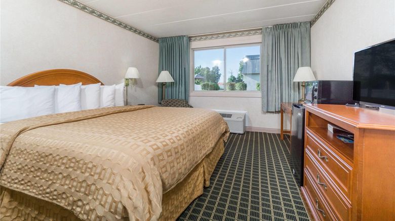 <b>Days Inn & Suites Columbus East Airport Room</b>. Images powered by <a href="https://iceportal.shijigroup.com/" title="IcePortal" target="_blank">IcePortal</a>.