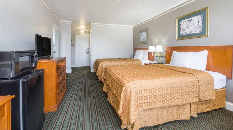 Days Inn & Suites Columbus East Airport Room