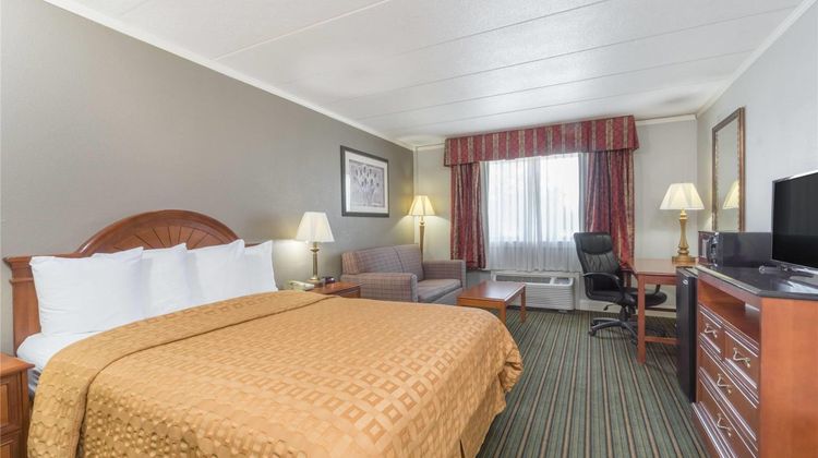 Days Inn & Suites Columbus East Airport Room