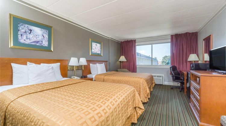 Days Inn & Suites Columbus East Airport Room