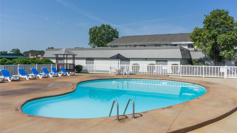 <b>Days Inn & Suites Columbus East Airport Pool</b>. Images powered by <a href="https://iceportal.shijigroup.com/" title="IcePortal" target="_blank">IcePortal</a>.
