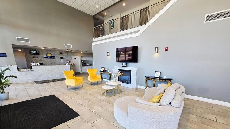 Days Inn & Suites Columbus East Airport Lobby