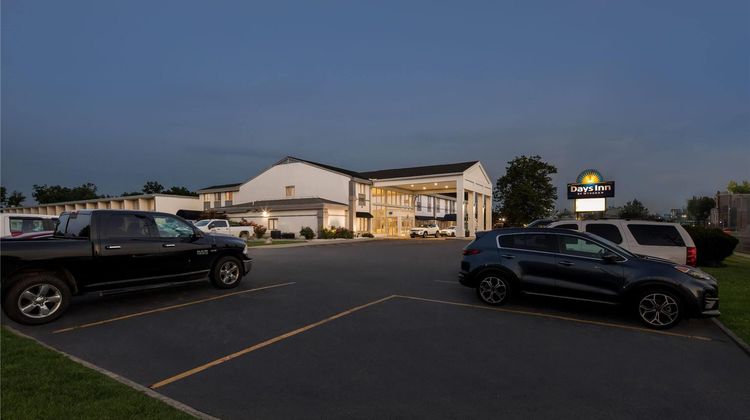 Days Inn & Suites Columbus East Airport Exterior