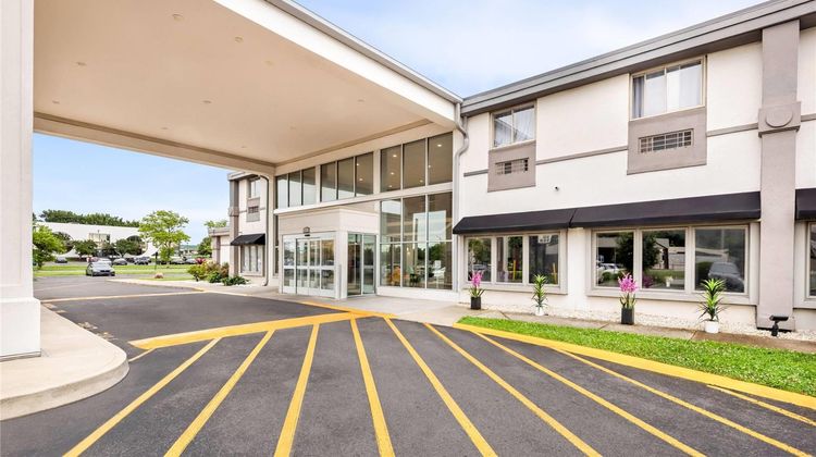 Days Inn & Suites Columbus East Airport Exterior