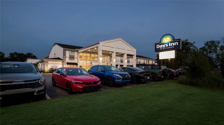 Days Inn & Suites Columbus East Airport Exterior