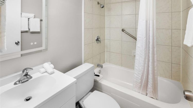 Days Inn & Suites Columbus East Airport Room