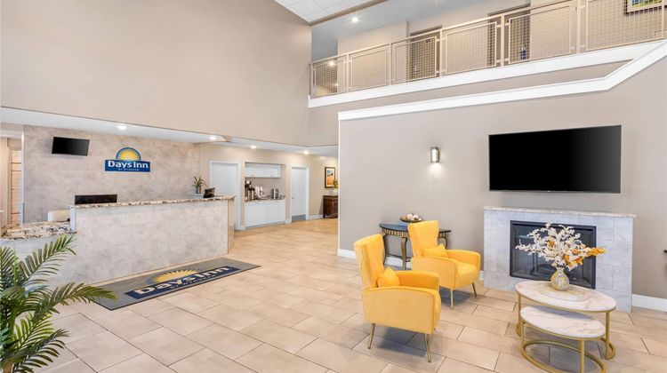 Days Inn & Suites Columbus East Airport Lobby