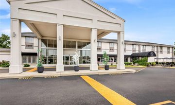 Days Inn & Suites Columbus East Airport