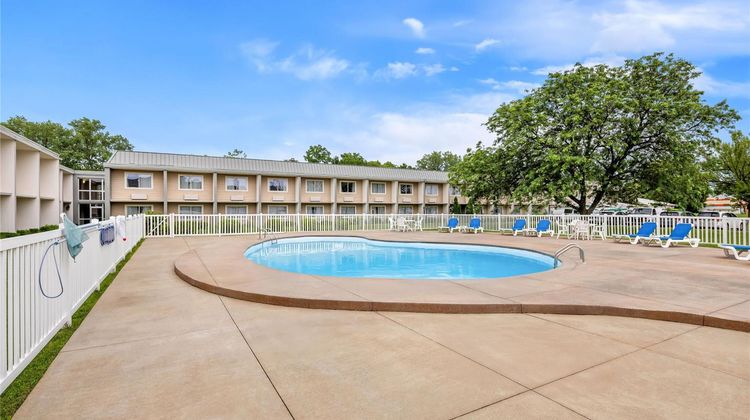 Days Inn & Suites Columbus East Airport Pool