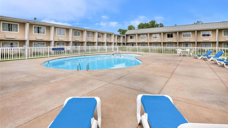 Days Inn & Suites Columbus East Airport Pool