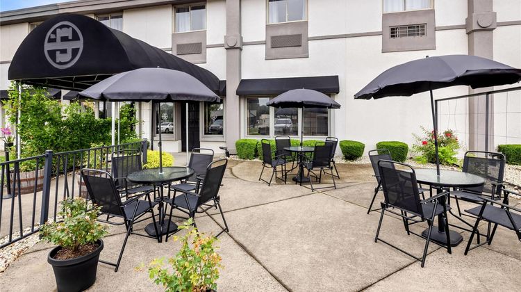 Days Inn & Suites Columbus East Airport Restaurant
