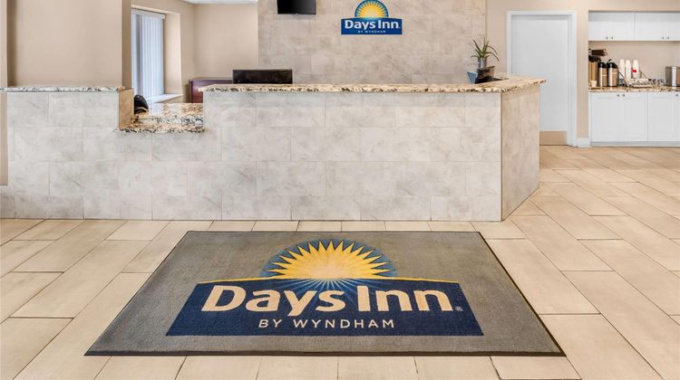 Days Inn & Suites Columbus East Airport Lobby