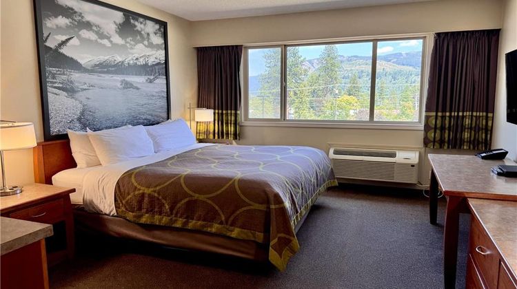 Super 8 Castlegar Room
