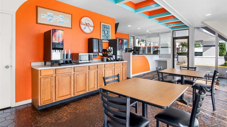 Howard Johnson Inn - Vero Beach Restaurant