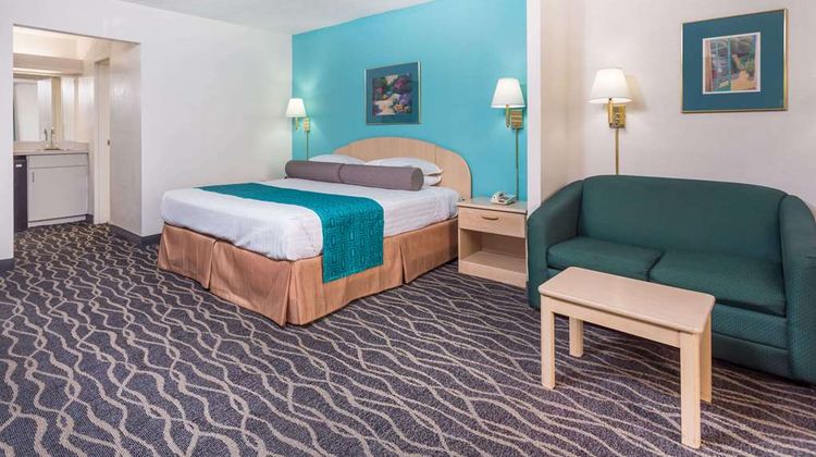 Howard Johnson Inn Commerce Suite
