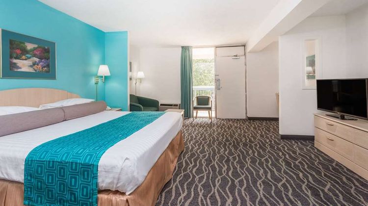 Howard Johnson Inn Commerce Suite