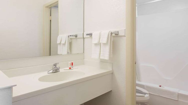 Howard Johnson Inn Virginia Beach Room