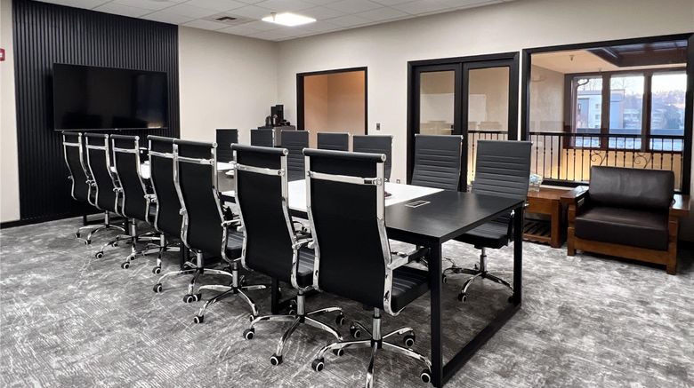 <b>Ramada Tukwila Southcenter Meeting</b>. Images powered by <a href="https://iceportal.shijigroup.com/" title="IcePortal" target="_blank">IcePortal</a>.