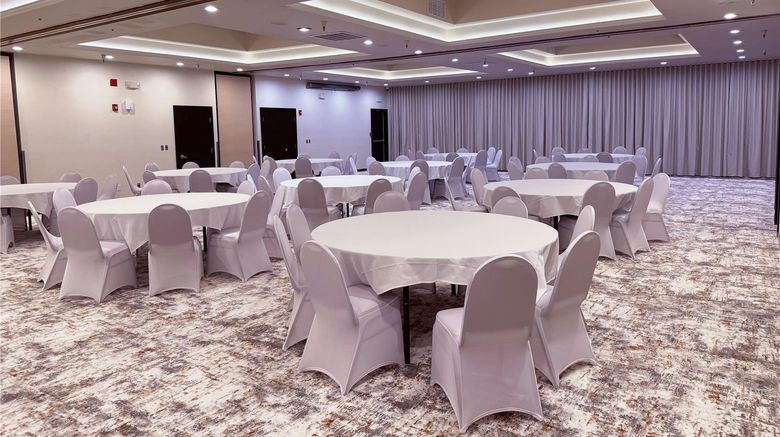 <b>Ramada Tukwila Southcenter Meeting</b>. Images powered by <a href="https://iceportal.shijigroup.com/" title="IcePortal" target="_blank">IcePortal</a>.