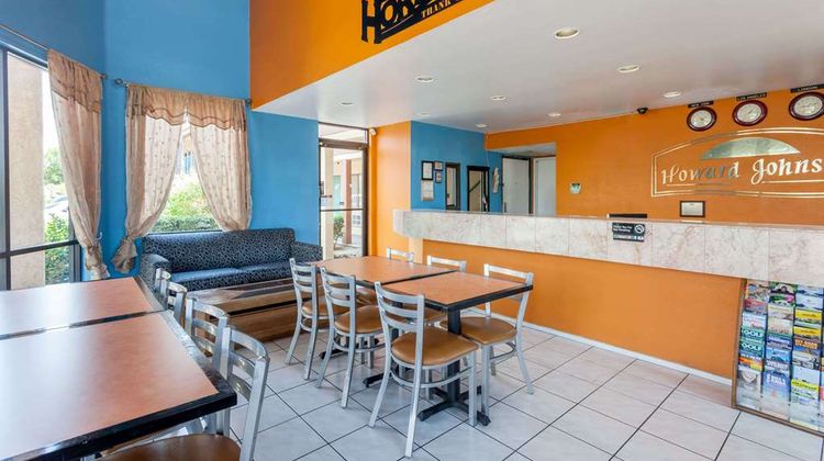 Howard Johnson Norco Lobby