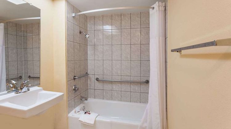 Howard Johnson Norco Room
