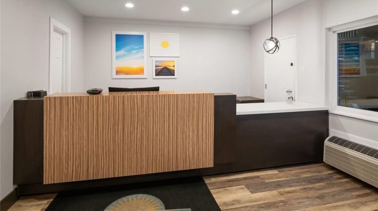 Days Inn Monterey Downtown Lobby