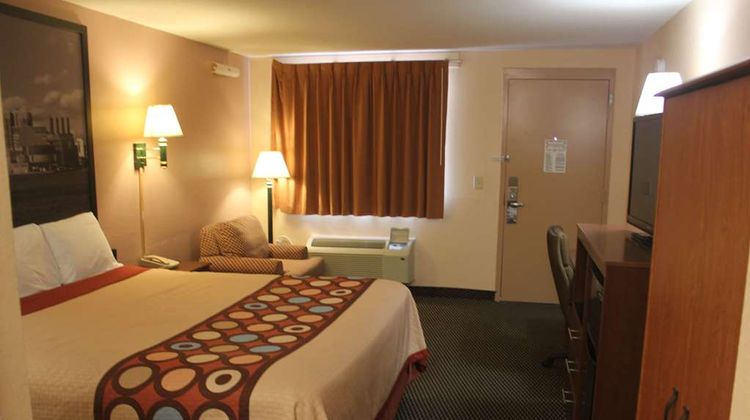 Super 8 Laurel Room