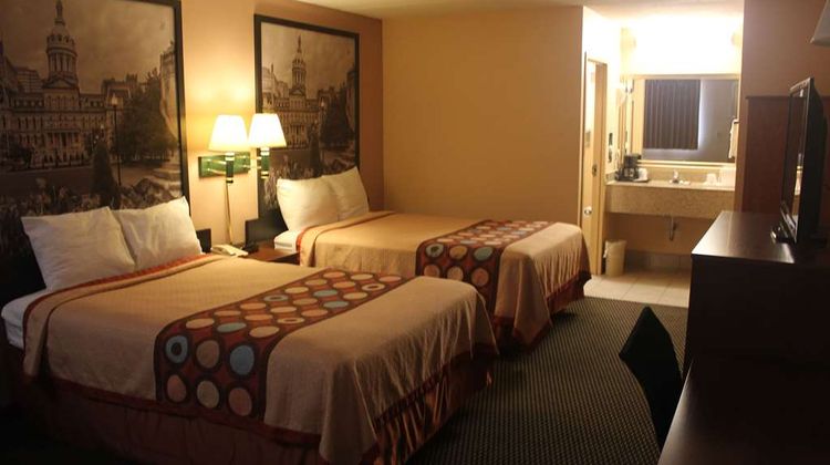 Super 8 Laurel Room