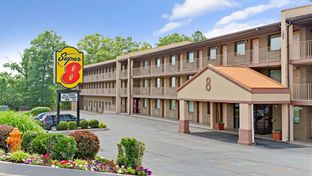 Super 8 Laurel