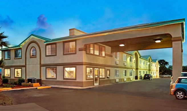 Days Inn San Antonio Airport Exterior