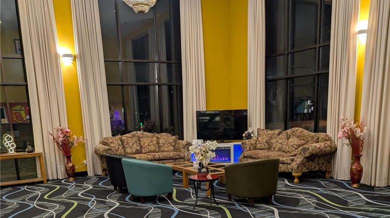 <b>Super 8 Staunton Lobby</b>. Images powered by <a href="https://iceportal.shijigroup.com/" title="IcePortal" target="_blank">IcePortal</a>.